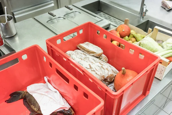 Caixas de entrega com alimentos frescos prontos para inspeção no restaurante — Fotografia de Stock