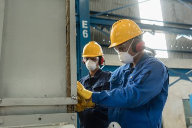 Koruyucu ekipman giyen iki mavi yakalı işçiler 