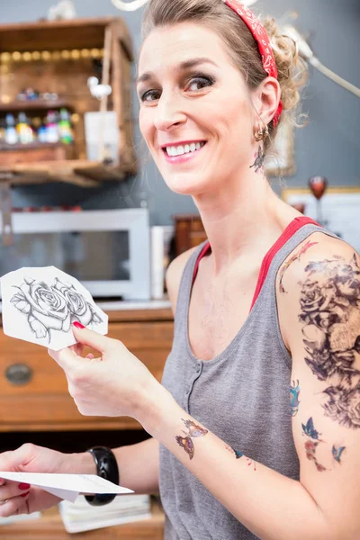 Boldog, a választott két Rózsa, az ő új tetoválást években divatos nő portréja — Stock Fotó