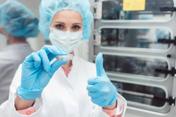 Laboratorietekniker eller vetenskapsman med skålen framför inkubator — Stockfoto