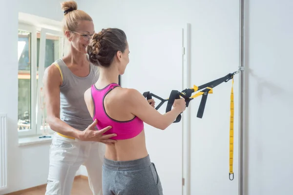 Жінка використовує слінговий тренажер під час фізичної терапії — стокове фото