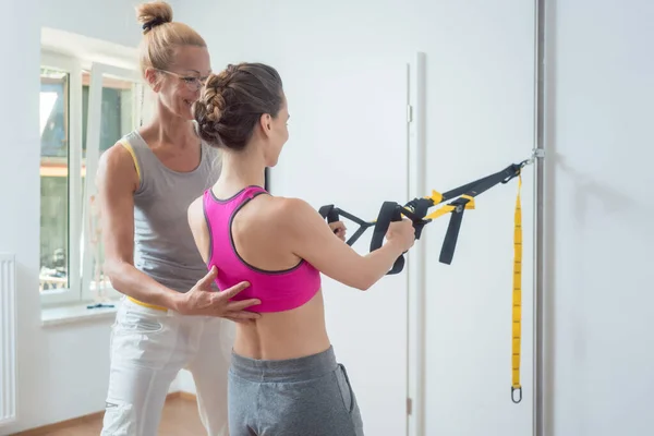 Kvinna som använder lyftsele under sjukgymnastik — Stockfoto