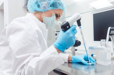 Laboratuvar Biyoteknolojik yürütülmesi konusunda bilim adamı deneme