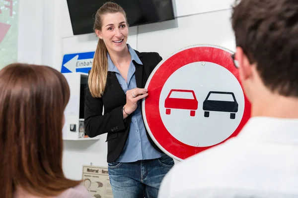 Istruttore di guida che spiega il significato del segnale stradale in classe — Foto Stock