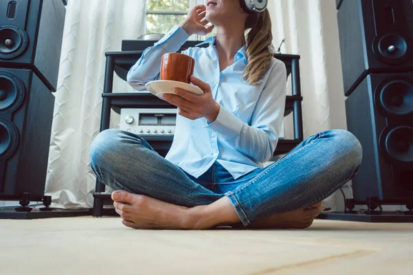 Woman listening to music from a Hi-Fi stereo — Stock Photo, Image