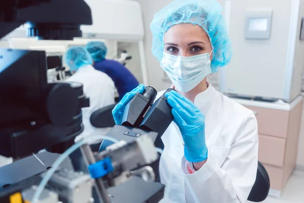 Vrouw arts werkzaam op manipulator bemesten van menselijke eicellen — Stockfoto