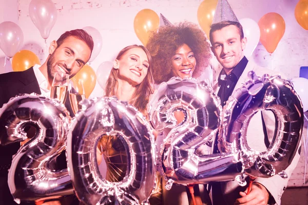Party lidé ženy a muži slaví nový rok předvečer 2020 — Stock fotografie
