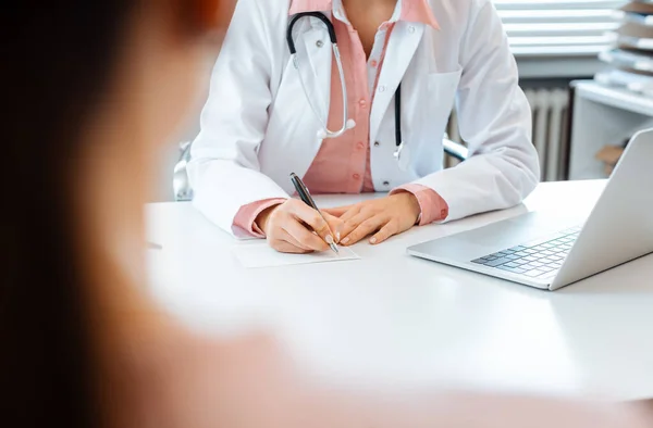 Nahaufnahme des Arztes, der Notizen macht, während er einen Termin mit dem Patienten hat — Stockfoto