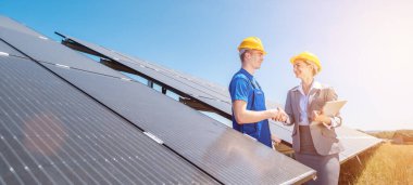 Güneş enerjisi santralinin inşaat işçisi ve yatırımcısı el sıkışıyor