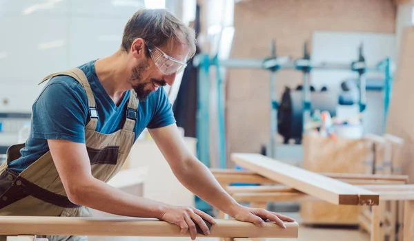 Levigatura falegname pezzo di legno a mano — Foto Stock