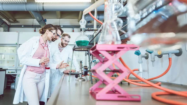 Sekelompok ilmuwan bekerja di laboratorium — Stok Foto