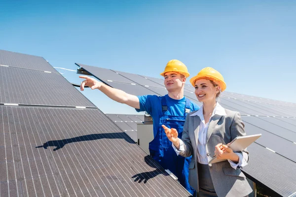 Trabalhador e investidor em usina solar — Fotografia de Stock