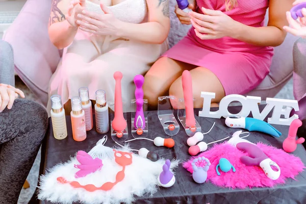 Yetişkin parti sırasında çeşitli seks oyuncakları tartışıyor Kadınlar — Stok fotoğraf