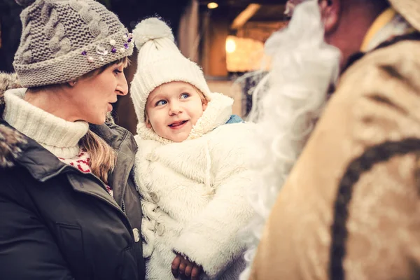 Niña conociendo a San Nikolaus en un mercado de Navidad — Foto de Stock