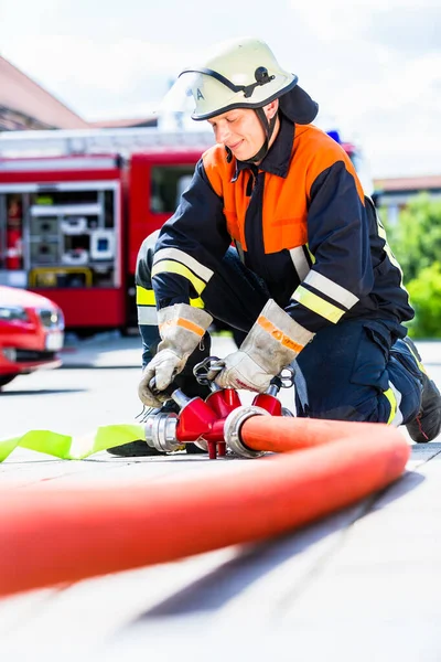 Bomberos conectando mangueras — Foto de Stock