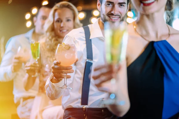 Друзі добре проводять час з коктейлями в барі — стокове фото