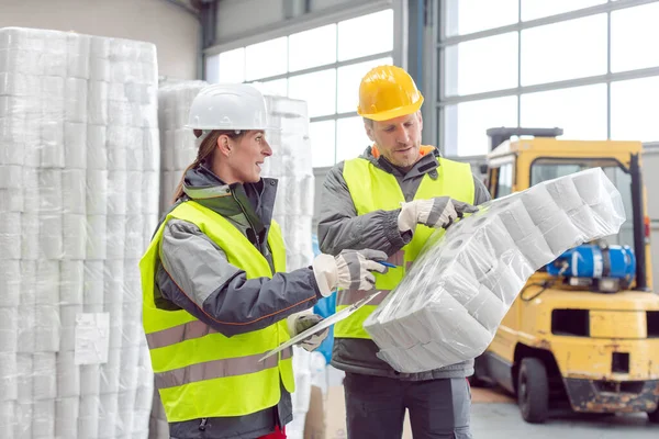 Trabajadores en el negocio de alquiler de inodoros comprobando el stock de papel —  Fotos de Stock