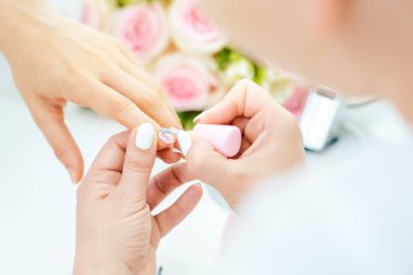Deneyimli tırnak teknisyeni tırnak rengi uygulayarak