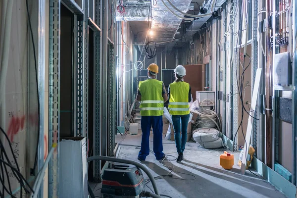 Constructor y trabajador de la construcción inspeccionando el sitio —  Fotos de Stock