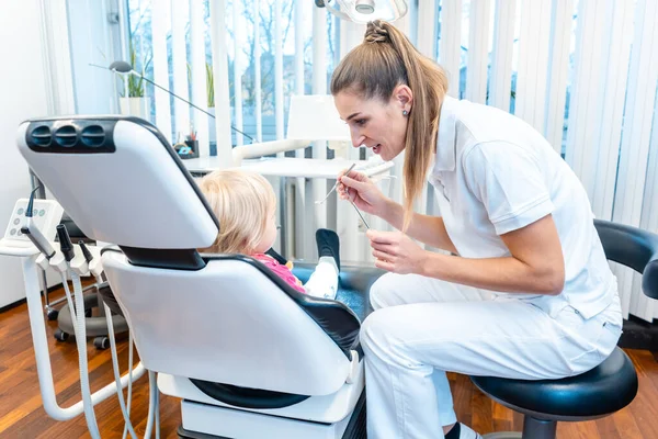 Zahnärztin behandelt ein Kind in ihrem Büro — Stockfoto