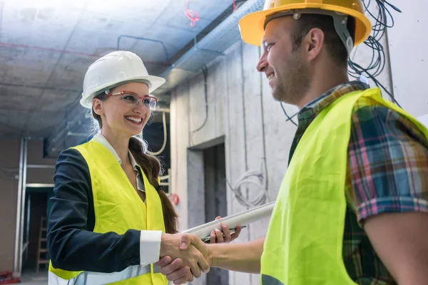 Stretta di mano sul cantiere — Foto Stock