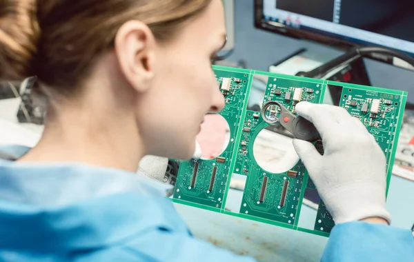 Technician soldering components to a PCB — ストック写真