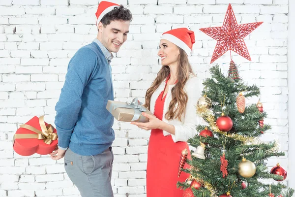 Donna che riceve regalo di Natale dal suo uomo — Foto Stock