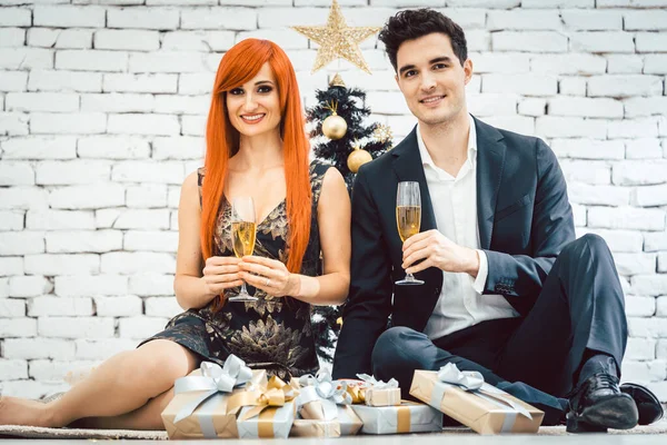 Rudowłosa kobieta i mężczyzna clinking okulary na Boże Narodzenie — Zdjęcie stockowe