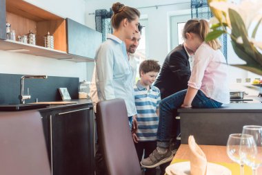 Aile, çocuk ve hizmet uzmanı ile mutfak satışları