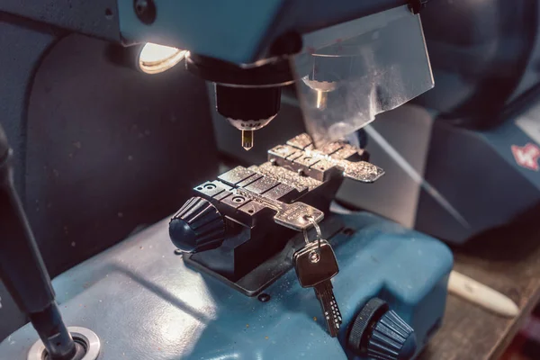 Cerrajero cortando la llave con su máquina —  Fotos de Stock