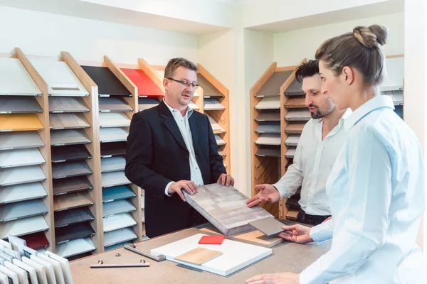 Pareja eligiendo el color y los materiales para la nueva cocina en la tienda — Foto de Stock