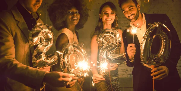 Groupe de fêtards célébrant l'arrivée de 2020 — Photo