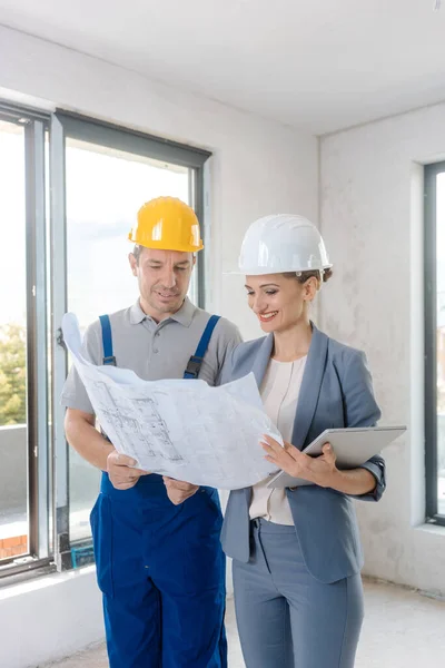 Propietario del proyecto y trabajador de construcción durante la aceptación — Foto de Stock