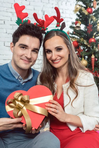Mujer y hombre enamorados de regalos para Navidad — Foto de Stock
