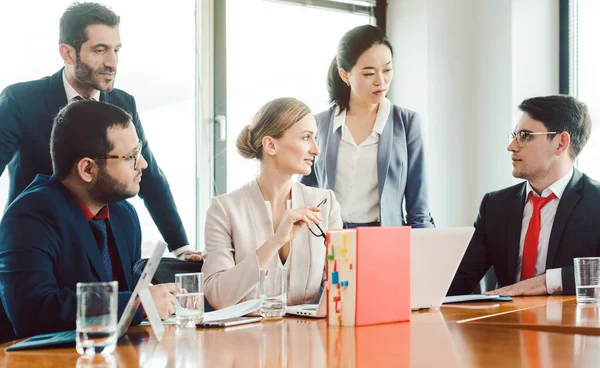 Team legale interno che lavora in ufficio su un progetto — Foto Stock