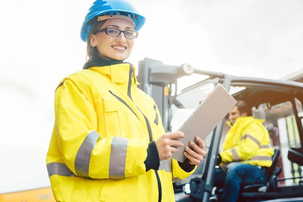 Arbeiter im Lieferzentrum plant die Logistik — Stockfoto