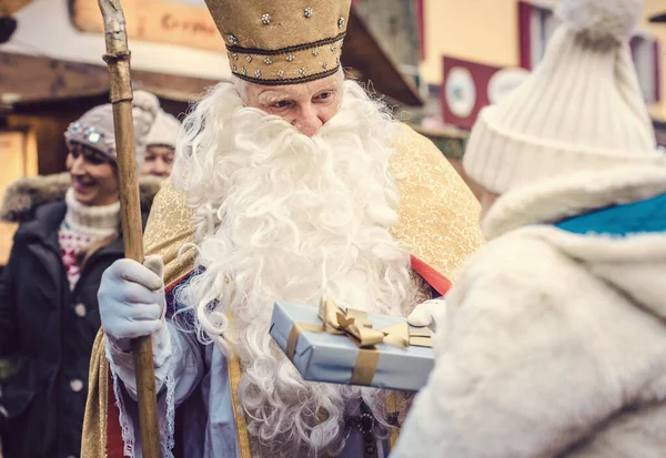 Sint Nikolaus en een gezin op de kerstmarkt — Stockfoto