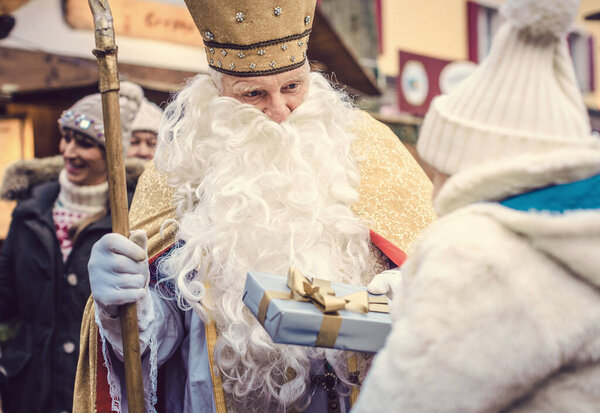 St Nikolaus and a family on the Christmas market