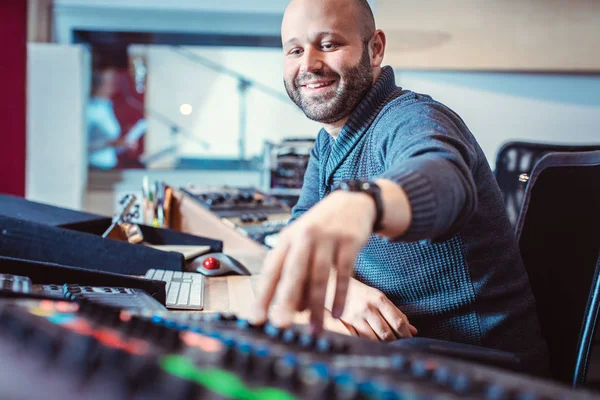 Ingeniero de sonido mezclando una canción en su estudio — Foto de Stock