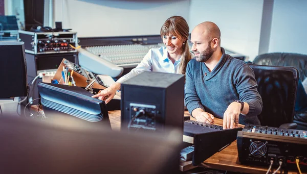 Cantante o artista e ingeniero de sonido trabajando en el estudio — Foto de Stock