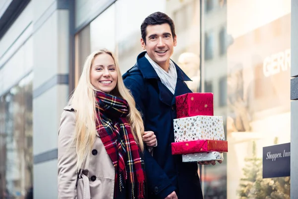 Mulher e homem Compras de Natal — Fotografia de Stock