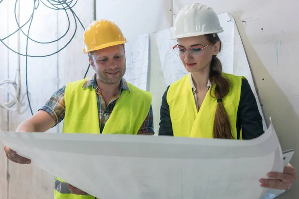 Construction worker and architect reading plan — Stock Photo, Image