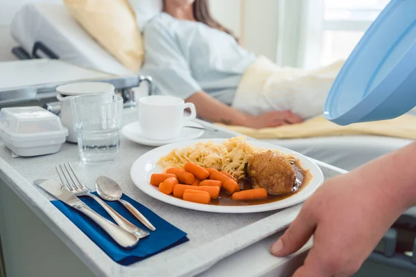 Alimentos entregues a um paciente em cama de hospital — Fotografia de Stock