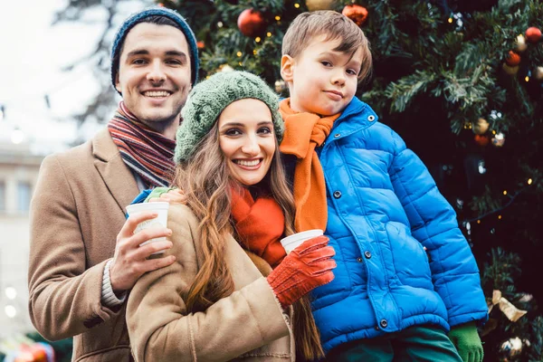 Familie besucht Weihnachtsmarkt — Stockfoto