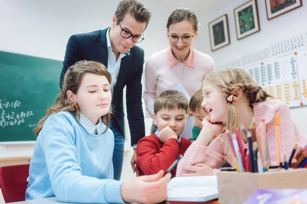 Sesja pracy grupowej w szkole z nauczycielami i uczniami — Zdjęcie stockowe