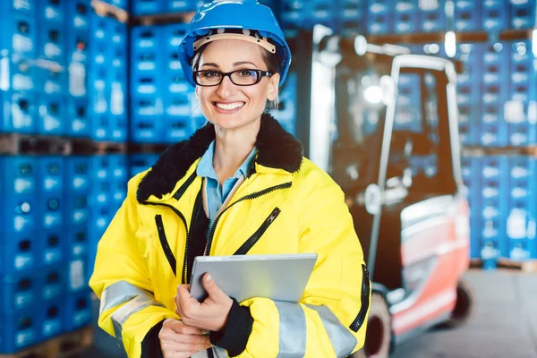 Mujer trabajadora en una empresa de logística con una tableta —  Fotos de Stock