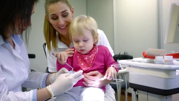 Niño en el consultorio del dentista se siente cómodo — Vídeos de Stock