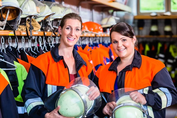 Donne ai vigili del fuoco volontari tedeschi — Foto Stock