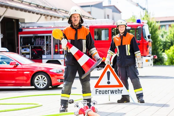 Les pompiers mettent en place signe d'attention — Photo