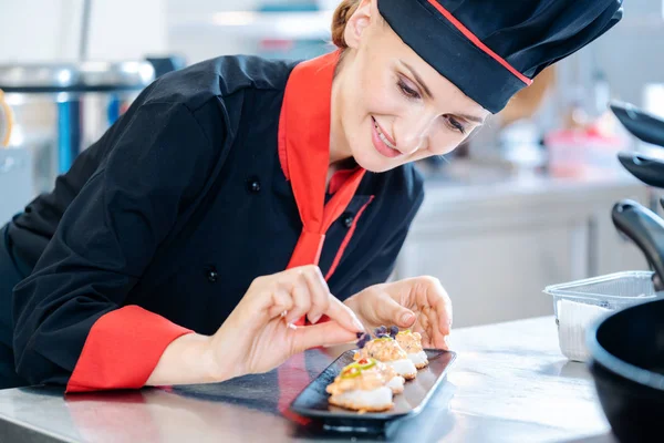 Chef seasoning an appetizer — Stock Photo, Image